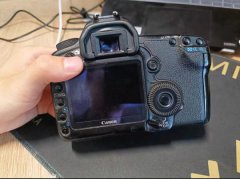 佳能5d2，功能都正常，正常使用中。 配件有电池充电器肩带内