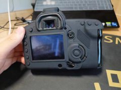 佳能5d2，功能都正常，正常使用中。 配件有电池充电器肩带内